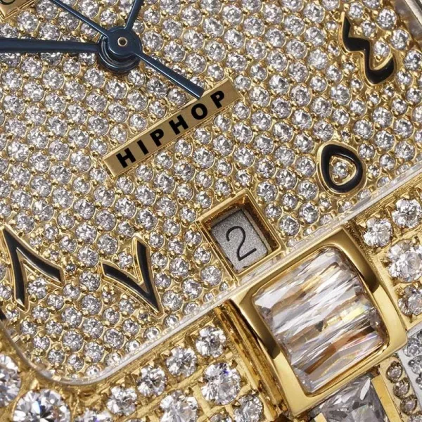 Round Moissanite Diamond Studded Fully Iced Out Black Dial Quartz Glass Yellow Gold Wrist Watches for Unisex Luxury Fashion