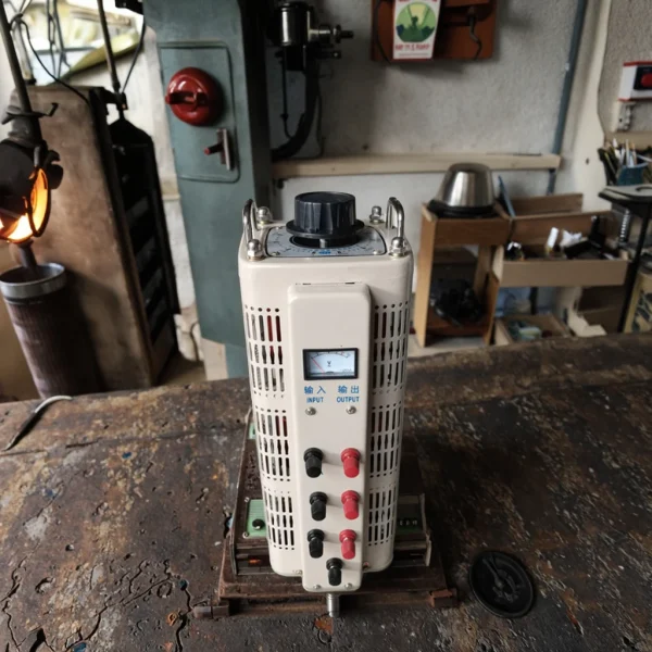 High Quality 380V Automatic Voltage Regulator 2kVA AVR Power Supply Stabilizer Three-Phase AC Voltage Regulator Stabilizer