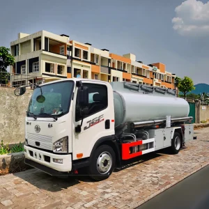 FAW  Special Truck 4X2 Big Tanker Truck Volume Low Price